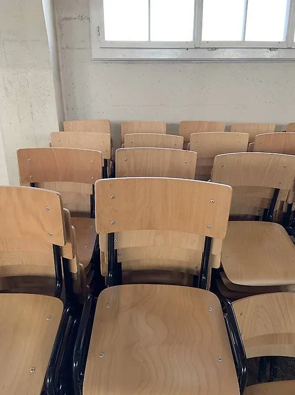 Holzstühle mit Metallfüßen stapelbar und platzsparend 