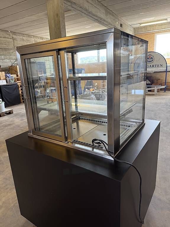 Neuwertige Kühlvitrine / Kuchenvitrine mit Licht auf Rollen
