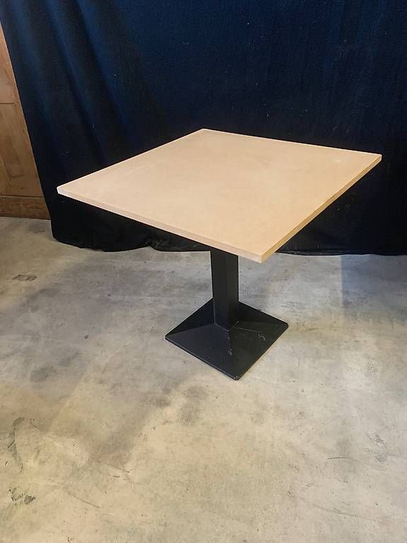Tisch 30 Stk Holztisch Gusseisenfuss Gastro