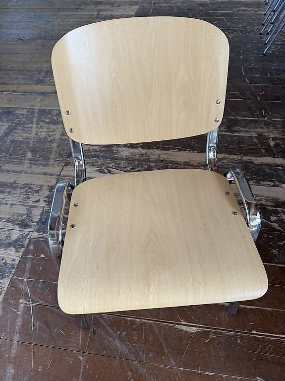 38 stapelbare Holzstühle gebraucht, stabil & platzsparend